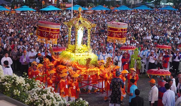 Rước Kiệu và Thánh Lễ mừng kính Đức Mẹ Hồn Xác Lên Trời dịp hành hương La Vang 2022