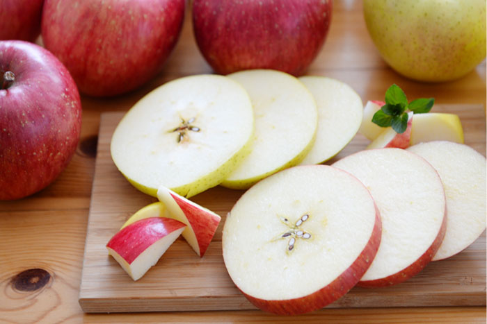 Chất xơ và vitamin B3 có trong táo giúp củng cố nồng độ cholesterol trong máu.